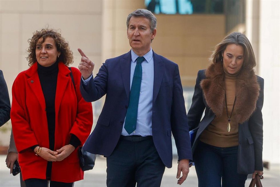 El presidente del Partido Popular, Alberto Núñez Feijóo (c), y la vicesecretaria de Regeneración del Partido Popular, Cuca Gamarra (d), a su llegada al comité de dirección nacional del PP, en el Hotel Grand Marina, a 12 de enero de 2026, en Barcelona