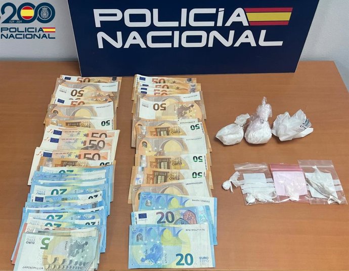 Envoltorios con cocaína y cerca de 2.000 euros incautados por la Policía Nacional