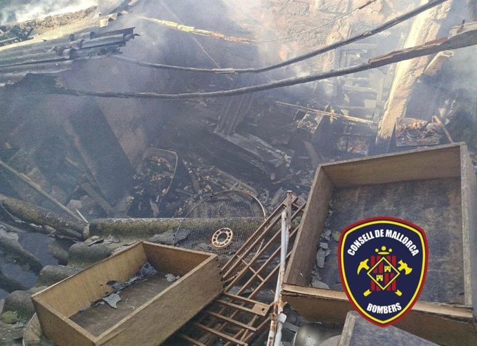 Un incendio provoca el derrumbe total del almacén de una edificio a las afueras de Manacor