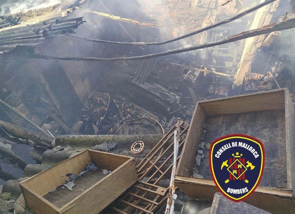 Un incendio provoca el derrumbe total del almacén de una edificio a las afueras de Manacor