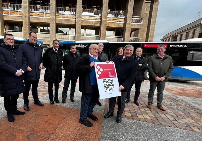 El consejero de Movilidad y Transformación Digital, José Luis Sanz Merino, junto a Juan, usuario número 600.000 del sistema Buscyl