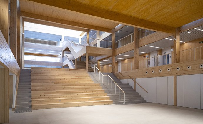 Graderío situado en el atrio central del edificio