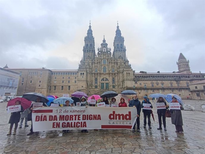 Manifestantes de la organización Derecho a Morir Dignamente (DMD)