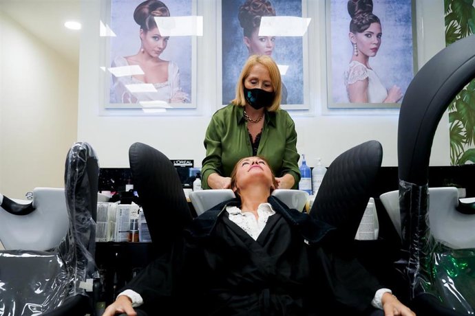 Archivo - Una clienta de la peluquería Encarna Moreno, sin mascarilla en el día en que ha entrado en vigor el decreto que pone fin al uso de la mascarilla en la mayoría de interiores a 20 de abril del 2022 en Sevilla (Andalucía, España). Desde hoy, 20 de 
