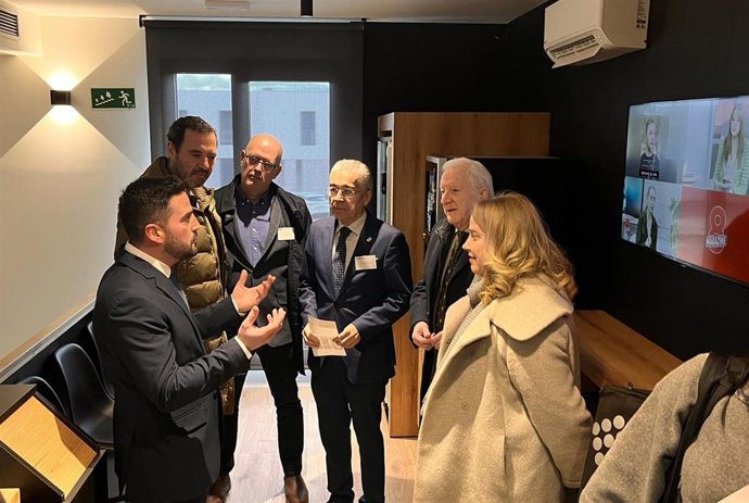 El CEO, Omar Gómez, explica a la alcaldesa, Cristina Ayala, y a autoridades las dependencias.