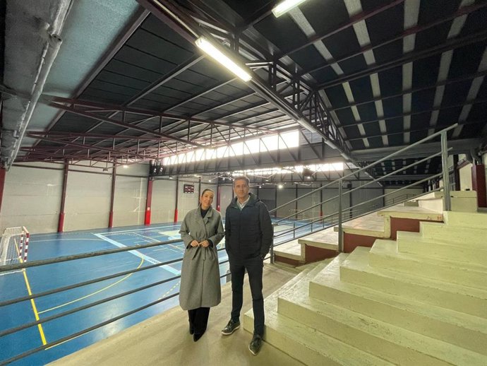 La concejala de Deportes, Noelia Rodríguez, y el de Infraestructuras, Víctor Bazo, en el pabellón Teodoro Casado