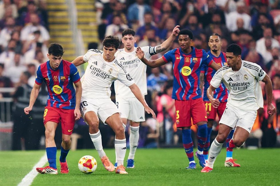 Pedri González (FC Barcelona) da un pase ante el jugador del Real Madrid Gonzalo García en la Supercopa de España 2026.