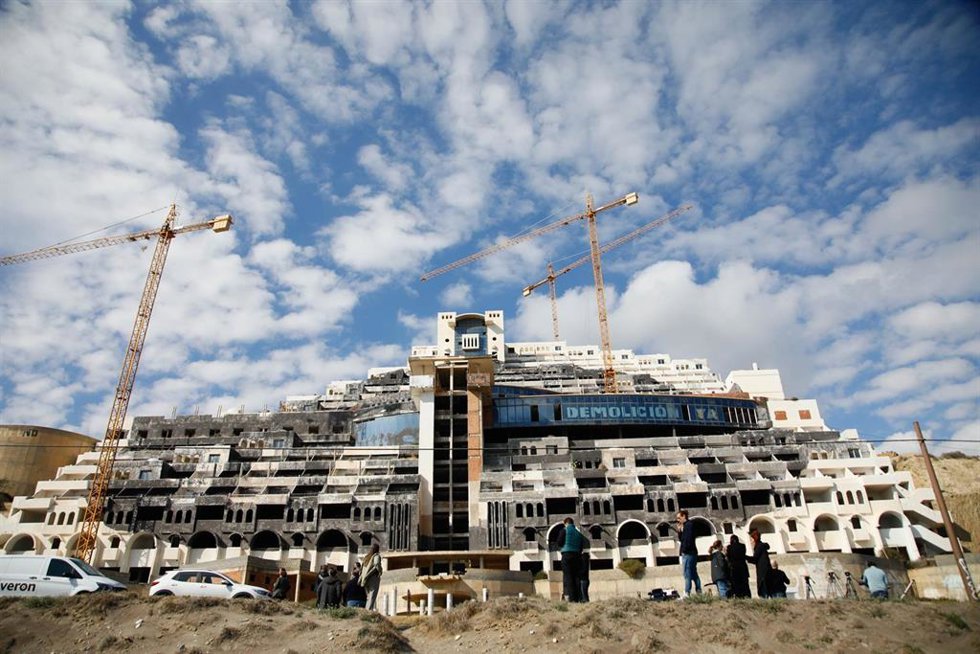 Archivo - Vista general del hotel ilegal de El Algarrobico en Carboneras (Almería).