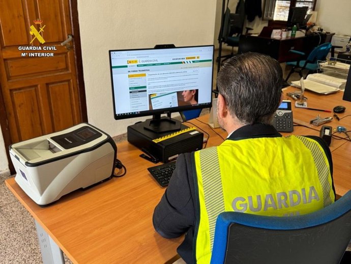 Un agente de la Guardia Civil en tareas de investigación