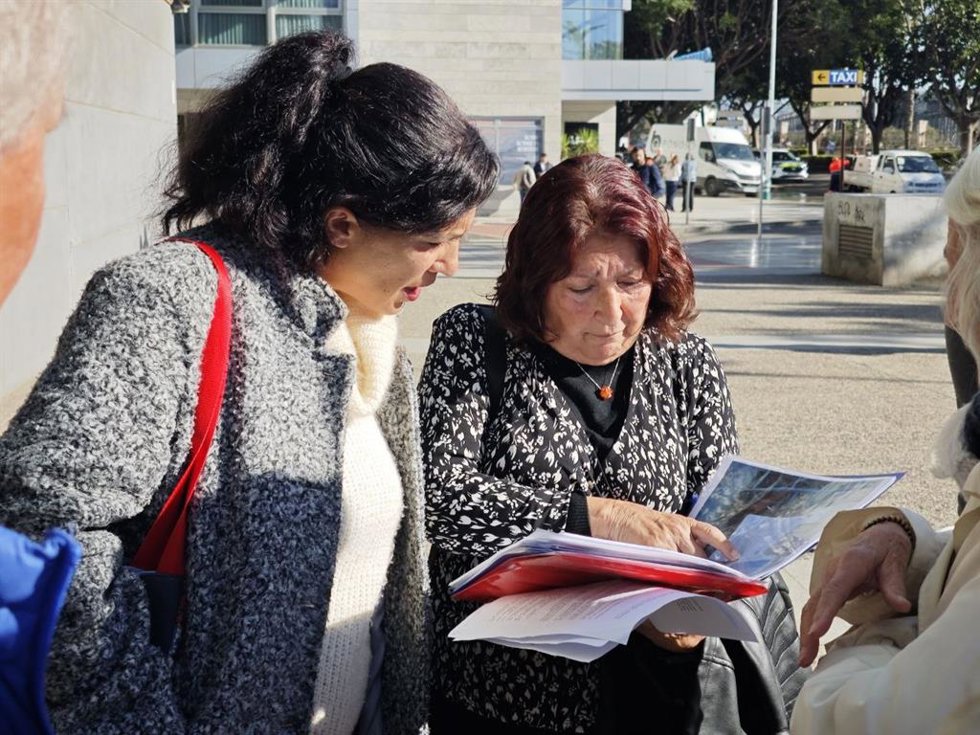 La concejala portavoz adjunta de Con Málaga, Toni Morillas, se ha reunido con vecinos de Pedregalejo para abordar el caso de los apartamentos turísticos en la Torre de San Telmo