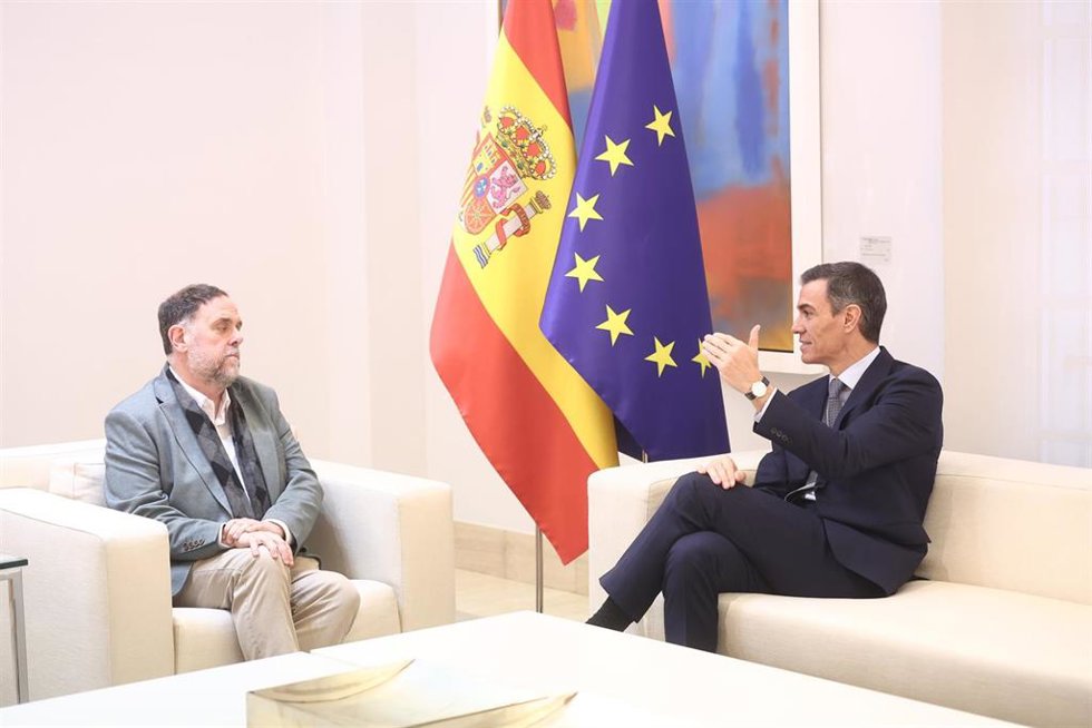 El presidente del Gobierno, Pedro Sánchez, recibe al presidente de Esquerra Republicana de Catalunya (ERC), Oriol Junqueras, en el Palacio de la Moncloa, a 8 de enero de 2026, en Madrid (España).