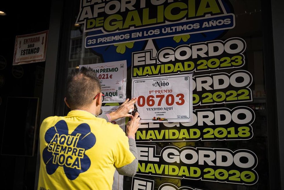 Agraciados con el Primer Premio del Sorteo Extraordinario de El Niño 2026 correspondiente al número 06703, celebran su suerte en la administración de O Porriño, a 6 de enero de 2026, en O Porriño, Pontevedra, Galicia (España). El Sorteo de la Lotería 