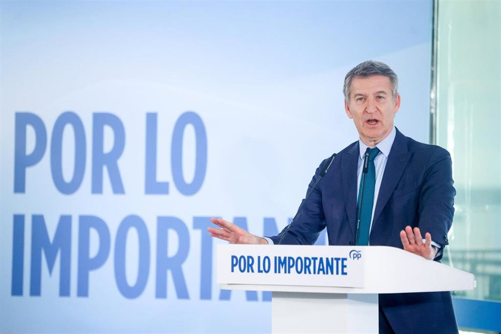 El presidente del Partido Popular, Alberto Núñez Feijóo, interviene durante un acto tras el comité de dirección nacional del PP, en el Hotel Grand Marina, a 12 de enero de 2026, en Barcelona, Catalunya (España). Este encuentro en la capital catalana se 