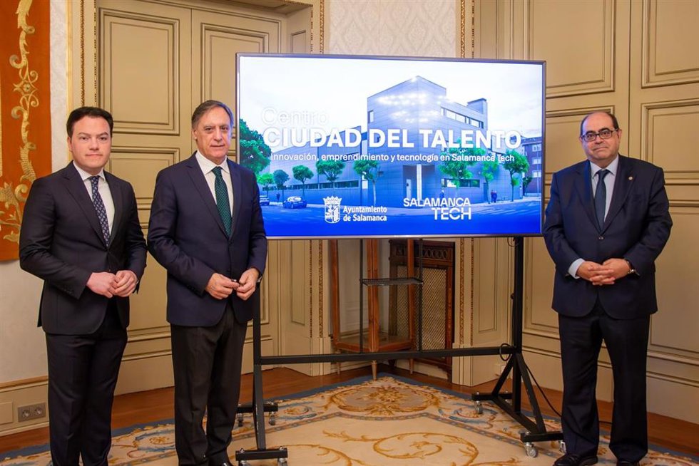 Carlos García Carbayo (2 i), durante la presentación del proyecto.