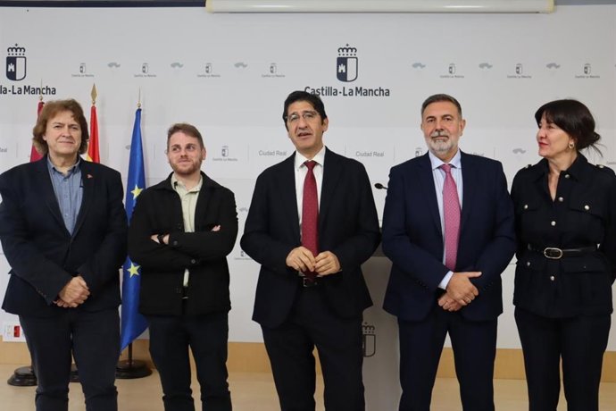 El vicepresidente segundo del Gobierno de Castilla-La Mancha, José Manuel Caballero, se ha reunido hoy con el presidente de MAYASA, José Tejero