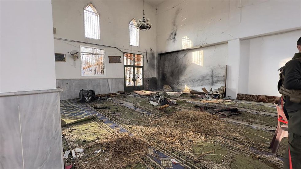 Interior de una mezquita en un barrio de mayoría alauí de la ciudad de Homs, en Siria, tras un atentado con bomba que dejó al menos ocho muertos en diciembre de 2025 (archivo)
