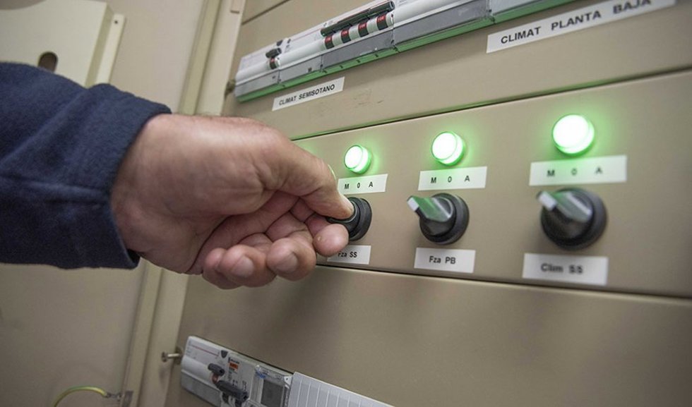 Archivo - Infraestructura eléctrica.