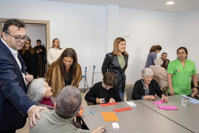 La presidenta de Cantabria, María José Sáenz de Buruaga, en la residencia de mayores de Rubayo