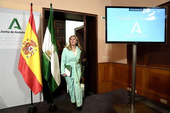 La consejera de Economía, Hacienda y Fondos Europeos de la Junta de Andalucía y portavoz del Gobierno, Carolina España y el consejero de Industria, Energía y Minas, Jorge Paradela Gutiérrez,  llegando a la rueda de prensa.