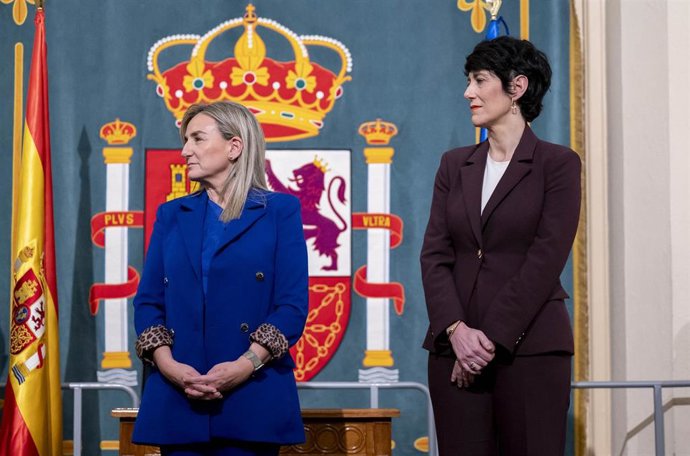 La ministra de Educación, Formación Profesional y Deportes, Milagros Tolón (i) y la ministra de Inclusión, Seguridad Social y Migraciones y portavoz del Gobierno, Elma Saiz (d),  