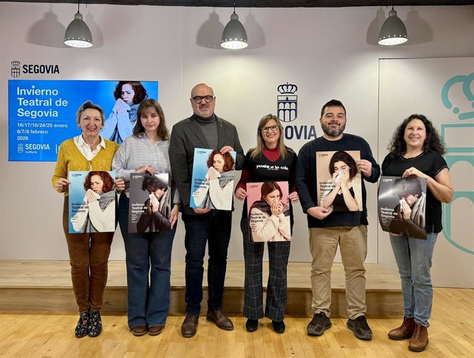 El concejal de Cultura, Juan Carlos Monroy (centro), con representantes de varias compañías teatrales de Segovia.