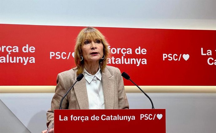 La viceprimera secretaria y portavoz del PSC, Lluïsa Moret, en una rueda de prensa desde la sede del partido
