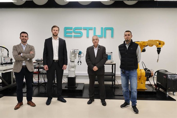 Responsables de Estun con el delegado del Estado en el CZFB, Pere Navarro.