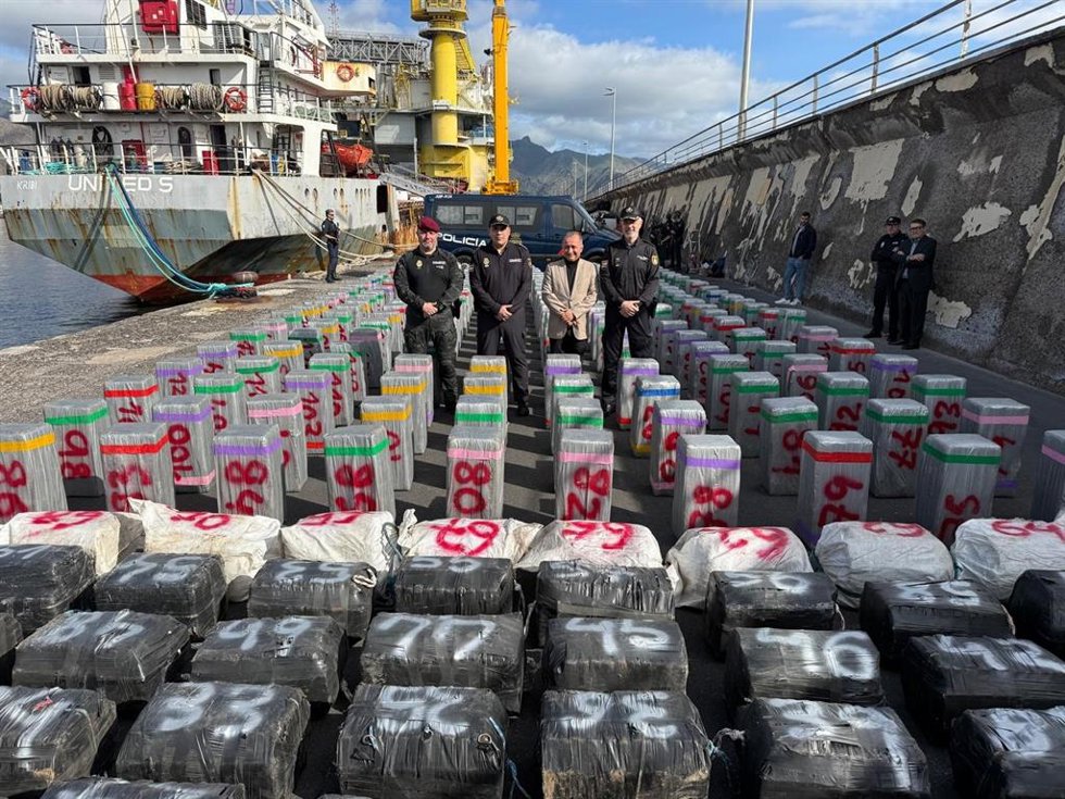 El subdelegado del Gobierno en Santa Cruz de Tenerife, Jesús Plata, y comisarios de la Policía Nacional, junto al alijo de cocaína en un buque procedente de Brasil