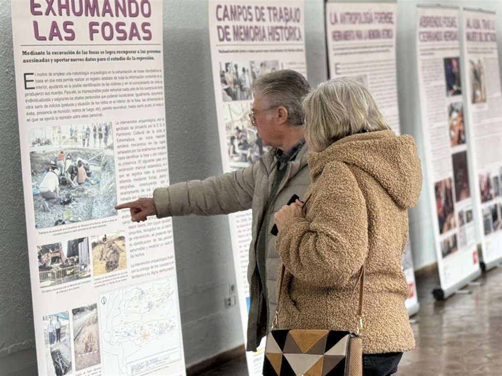 Asistentes a la exposición 'Tras las huellas de la Memoria Histórica en Extremadura', que se puede visitar en el complejo cultural San Francisco de Cáceres