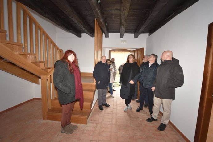 Armisén y el resto de autoridades visitan el albergue -cafeterñua de Sahagún el Viejo, en la provincia de Palencia.