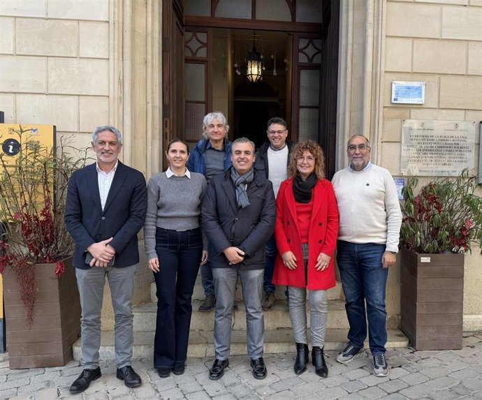El conseller de Educación y Universidades, Antoni Vera, en la reunión con la alcaldesa de Porreres, Xisca Mora, para anunciar la ampliación de la oferta educativa del IES Porreres.