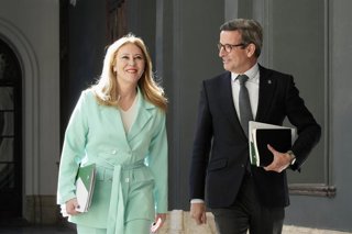 La consejera de Economía, Hacienda y Fondos Europeos de la Junta de Andalucía y portavoz del Gobierno, Carolina España y el consejero de Industria, Energía y Minas, Jorge Paradela