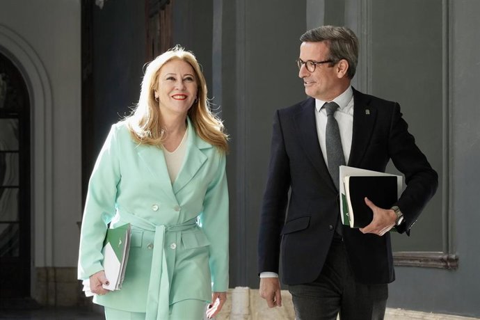 La consejera de Economía, Hacienda y Fondos Europeos de la Junta de Andalucía y portavoz del Gobierno, Carolina España y el consejero de Industria, Energía y Minas, Jorge Paradela