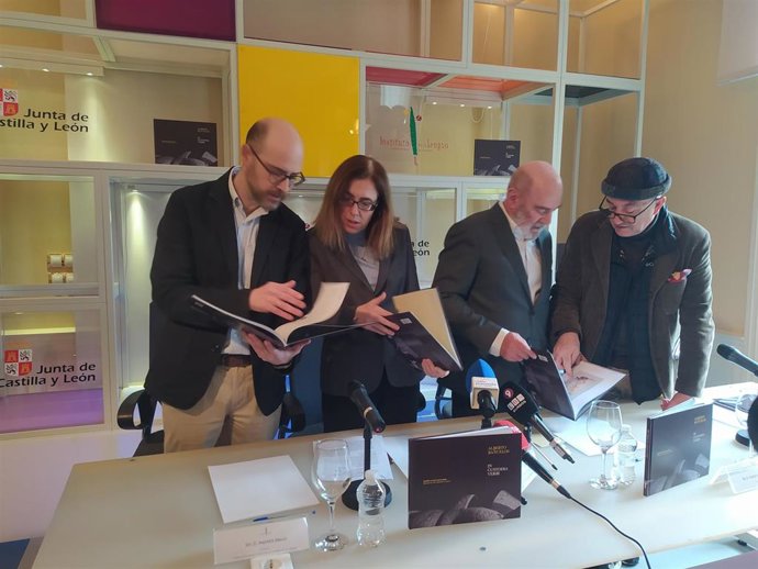 Un momento de la presentación del catálogo de la obra de Alberto Bañuelos.