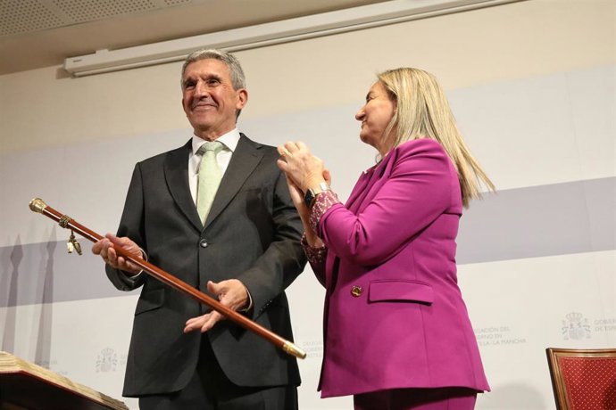 El nuevo delegado del Gobierno en Castilla-La Mancha, José Pablo Sabrido, toma posesión de su cargo acompañado por la delegada del Gobierno saliente, Milagros Tolón, a 12 de enero de 2025, en Toledo, Castilla-La Mancha (España). Sabrido fue concejal y vic