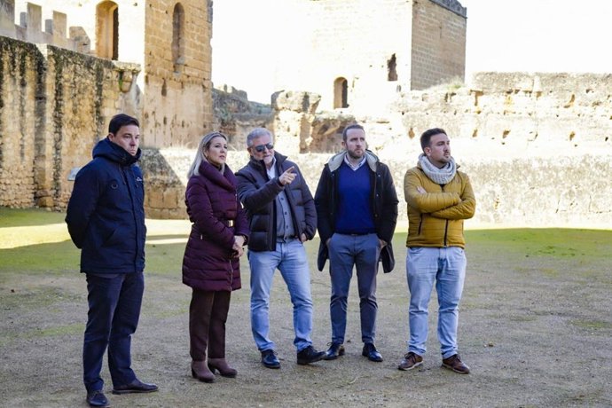 Visita del equipo municipal del Ayuntamiento de Alcalá de Guadaíra al Castillo de la localidad.