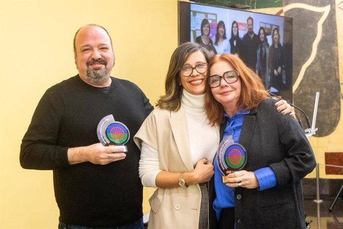 La consejera municipal de Políticas Sociales, Marian Orós, entrega reconocimientos en el acto por el Día de la Cultura Gitana.
