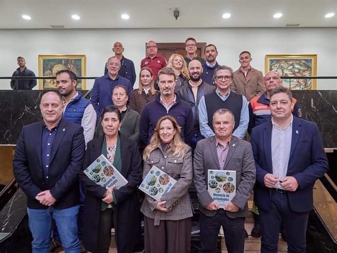 La presidenta del Cabildo de Tenerife, Rosa Dávila (c), en la presentación de la memoria bianual del medio natural