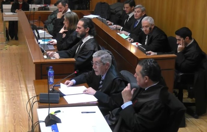 El letrado y acusado en la 'trama eólica', Jesús Rodríguez Recio, en un segundo plano, expone su informe final en la jornada de este lunes en la Audiencia de Valladolid