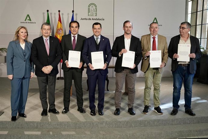Archivo - El presidente de la Junta de Andalucía, Juanma Moreno (c), el consejero de Justicia, Administración Local y Función Pública de la Junta de Andalucía, José Antonio Nieto (3i), la consejera de Economía, Hacienda, Fondos Europeos y Diálogo Social, 