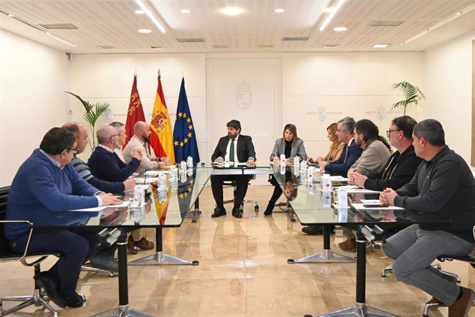 El presidente de la Región de Murcia, Fernando López Miras, junto a la alcaldesa de Cartagena, Noelia Arroyo, recibe al comité de empresa de Sabic