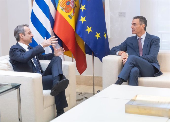 El presidente del Gobierno, Pedro Sánchez (d), recibe al primer ministro de Grecia, Kyriákos Mitsotákis (i), en La Moncloa, a 12 de enero de 2026, en Madrid (España). 
