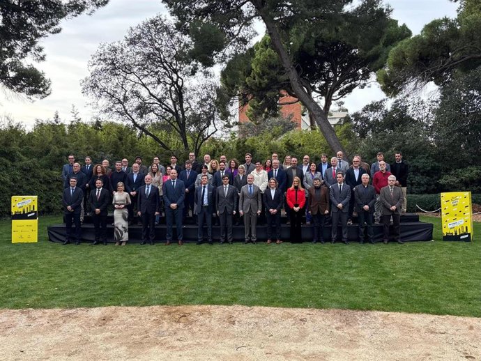 Foto de familia de los representantes institucionales en la presentación del Grand Départ del Tour de Francia con el presidente de la Generalitat, Salvador Illa, y el alcalde de Barcelona, Jaume Collboni, en el centro