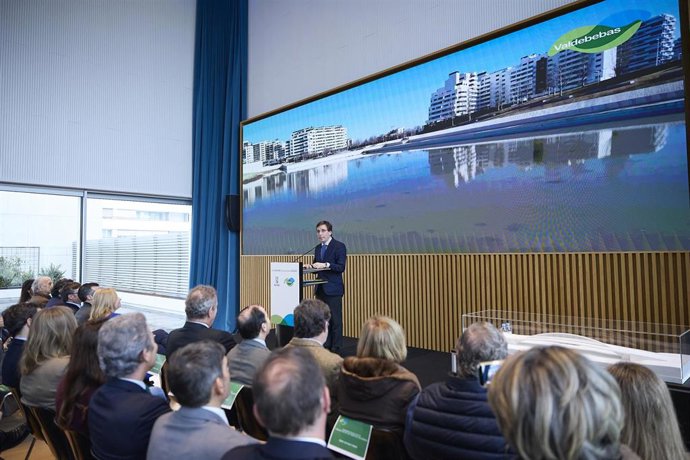 El alcalde de Madrid, José Luis Martínez-Almeida, participa en un encuentro informativo sobre el fin de las obras en Valdebebas, a 12 de enero de 2026, en Madrid (España).