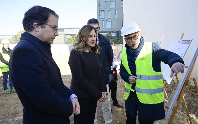 La alcaldesa de València, María José Catalá, y el concejal de Vivienda, Juan Giner, visitan las obras de una promoción de alquiler asequible intergeneracional en La Punta