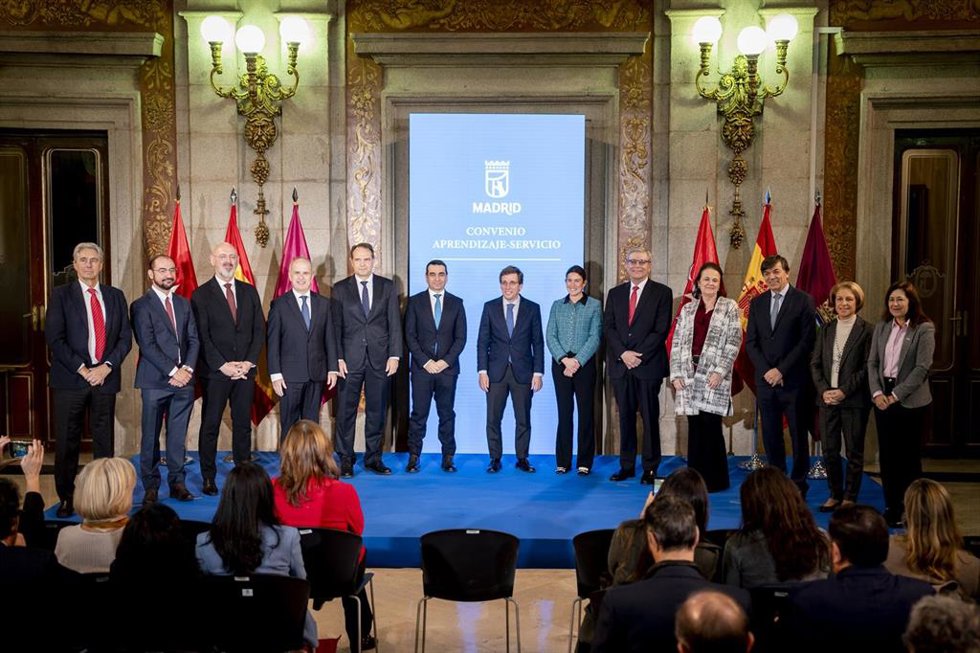 El alcalde de Madrid, José Luis Martínez-Almeida, durante la firma de un convenio con 12 universidades, en la Casa de la Villa , a 12 de enero de 2026, en Madrid (España). El convenio tiene como objetivo impulsar proyectos de aprendizaje-servicio que co