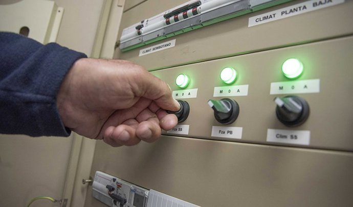 Archivo - La agilización de infraestructuras eléctricas en la Costa del Sol, asignada a la UAP