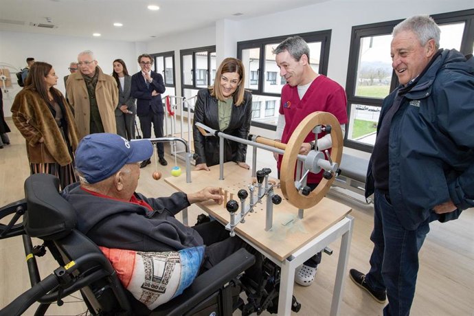 La presidenta de Cantabria, María José Sáenz de Buruaga, inaugura la residencia de mayores de Rubayo