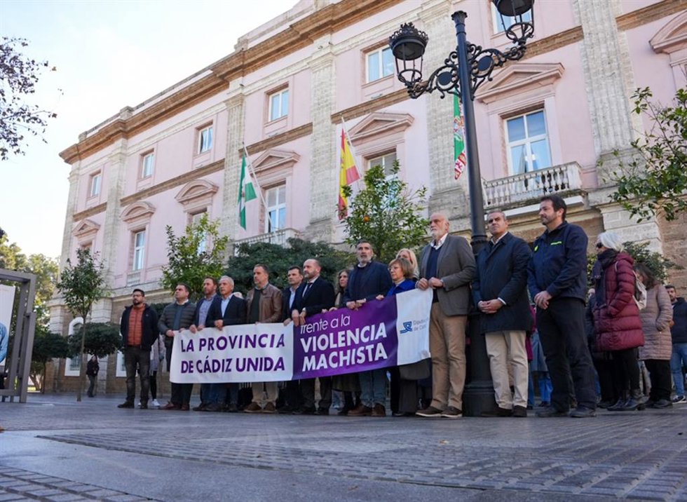 Minuto de silencio en la Diputación por la muerte de una mujer en Olvera este domingo.