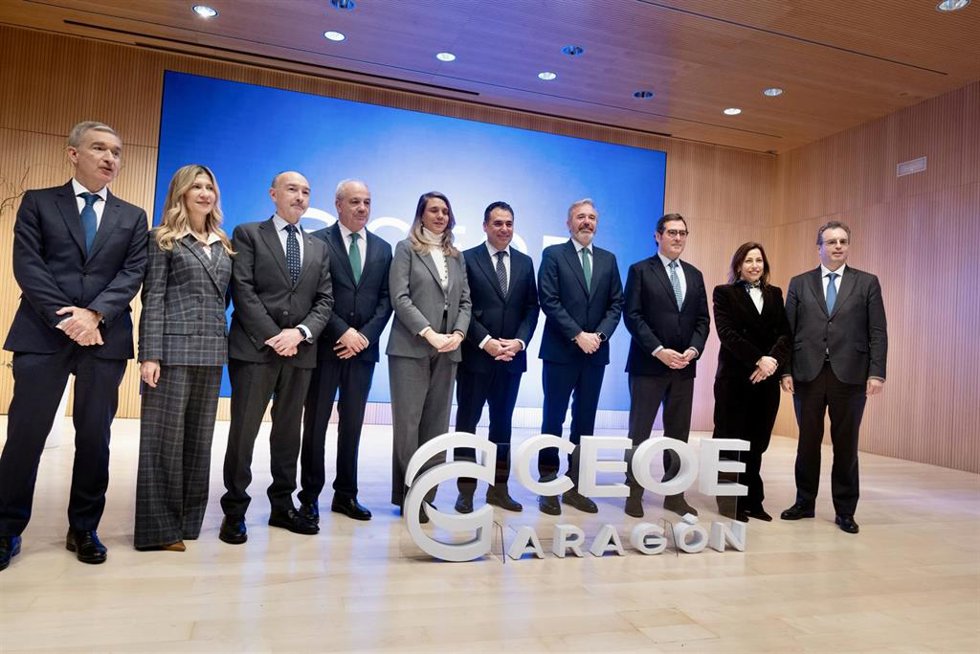 Acto de relevo al frete de CEOE Aragón, que ha contado con la presencia del presidente de CEOE, Antonio Garamendi, el presidente del Gobierno de Aragón, Jorge Azcón, además de Natalia Chueca, Fernando Beltrán, Mar Vaquero, y Víctor Iglesias entre otros.